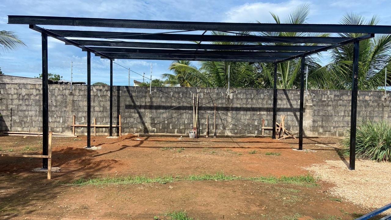 Estrutura metálica de cobertura em montagem